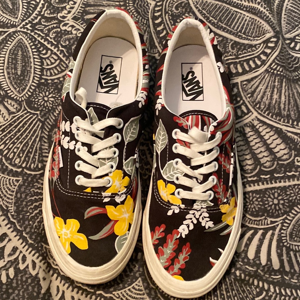 Vans Men’s Style 95 tropical/Hawaiian Sneaks size 10